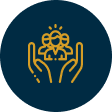 Icône représentant deux mains ouvertes soutenant un groupe de personnes, symbole de soutien et d’inclusion
