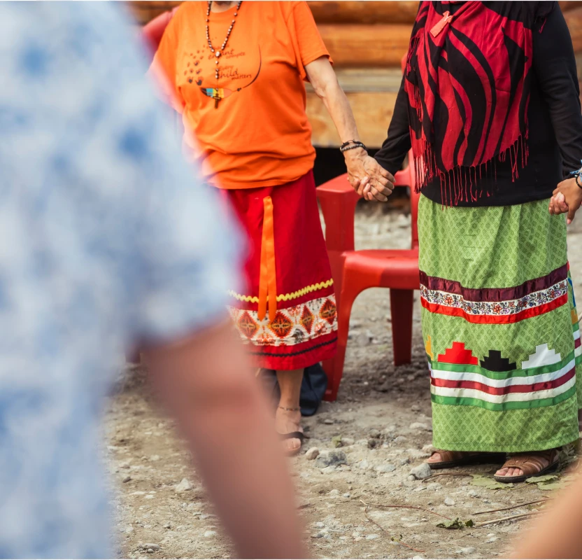 Deux femmes autochtones en jupes à rubans