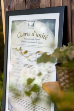 Photo encadrée de la charte d’unité du Mouvement des centres d’amitié autochtones du Québec.