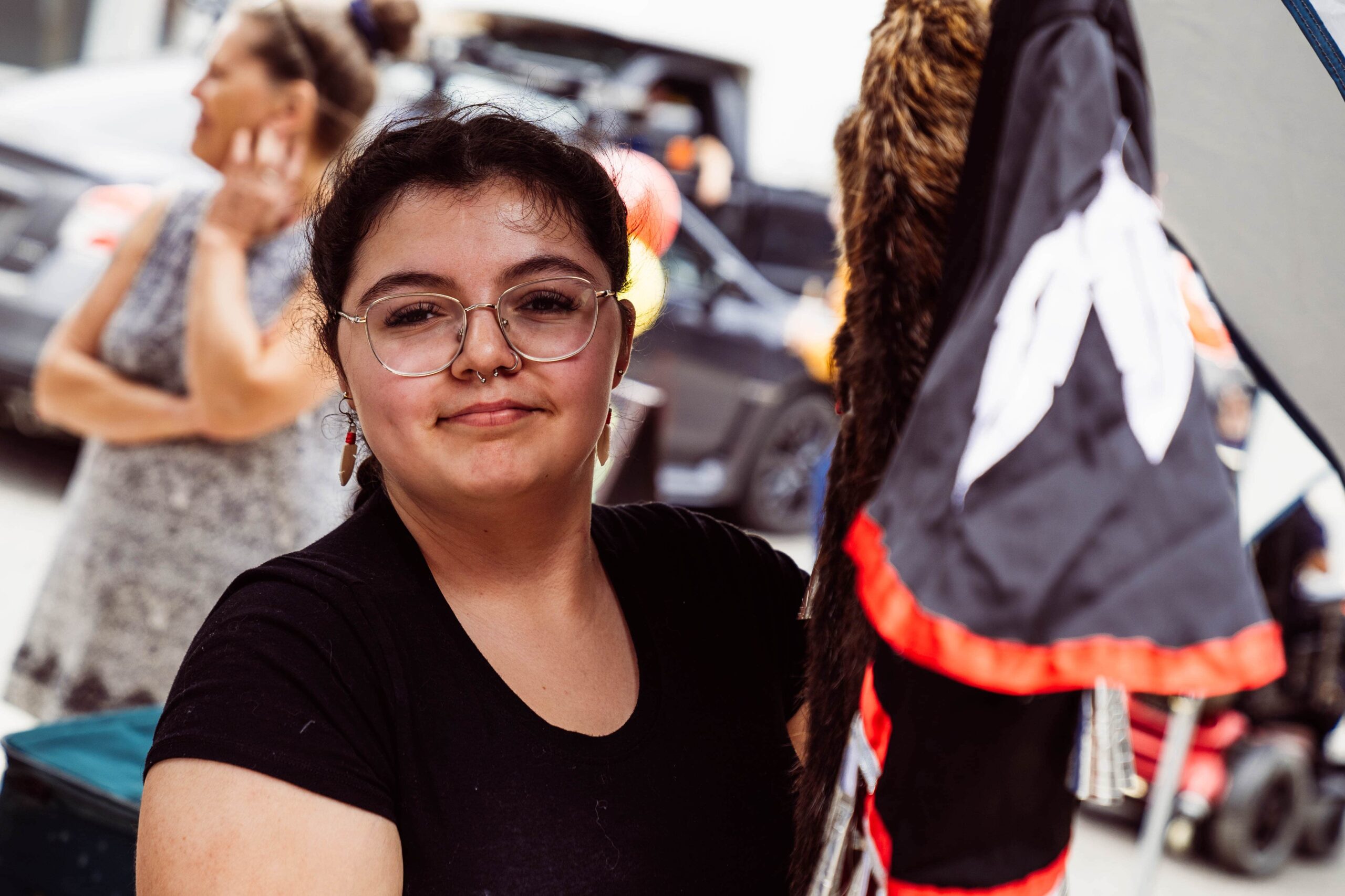 Portrait d'une employée d'un Centre d'amitié, lors d'un évèmement extérieur.