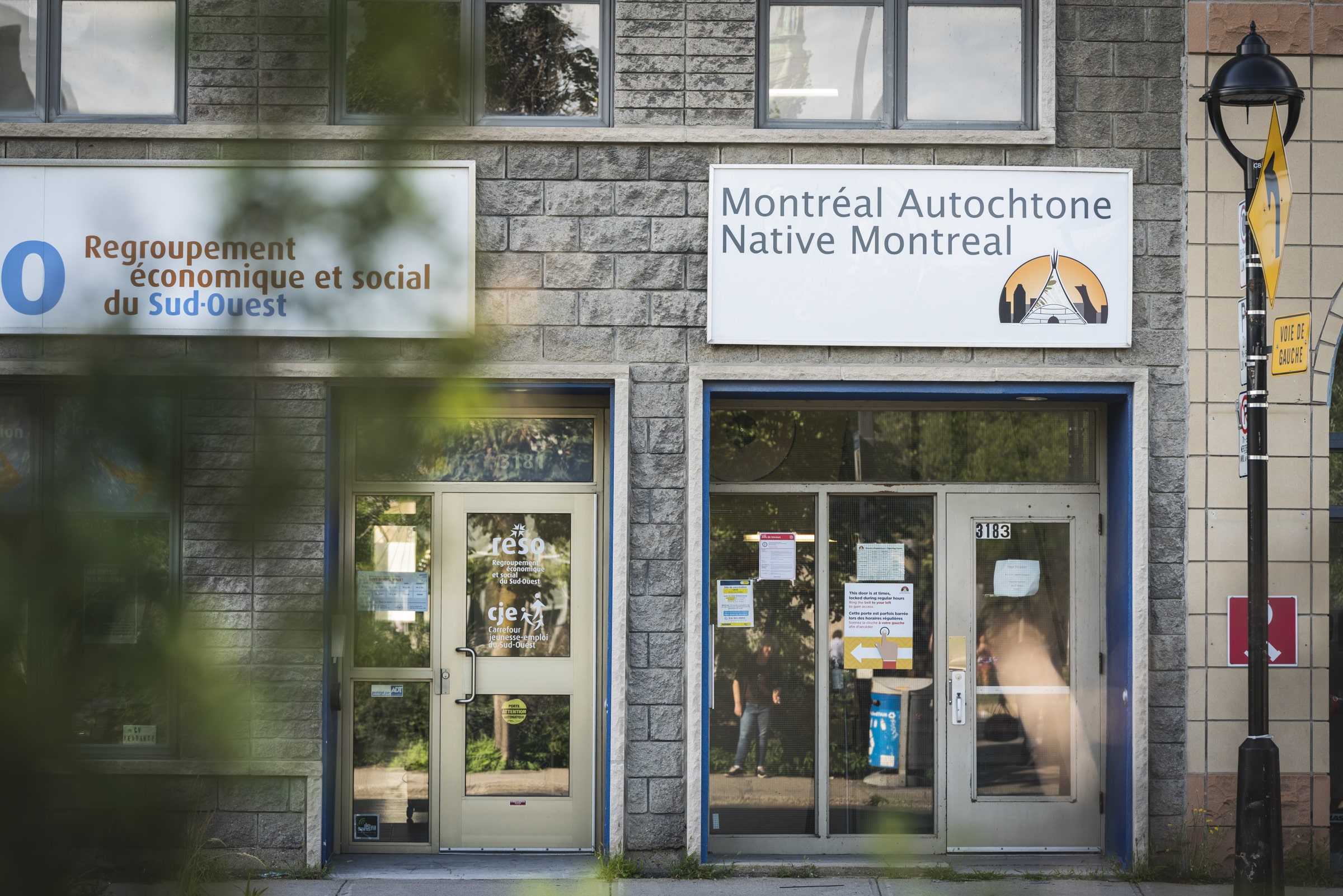 Façade du bâtiment de Montréal Autochtone avec enseigne visible.