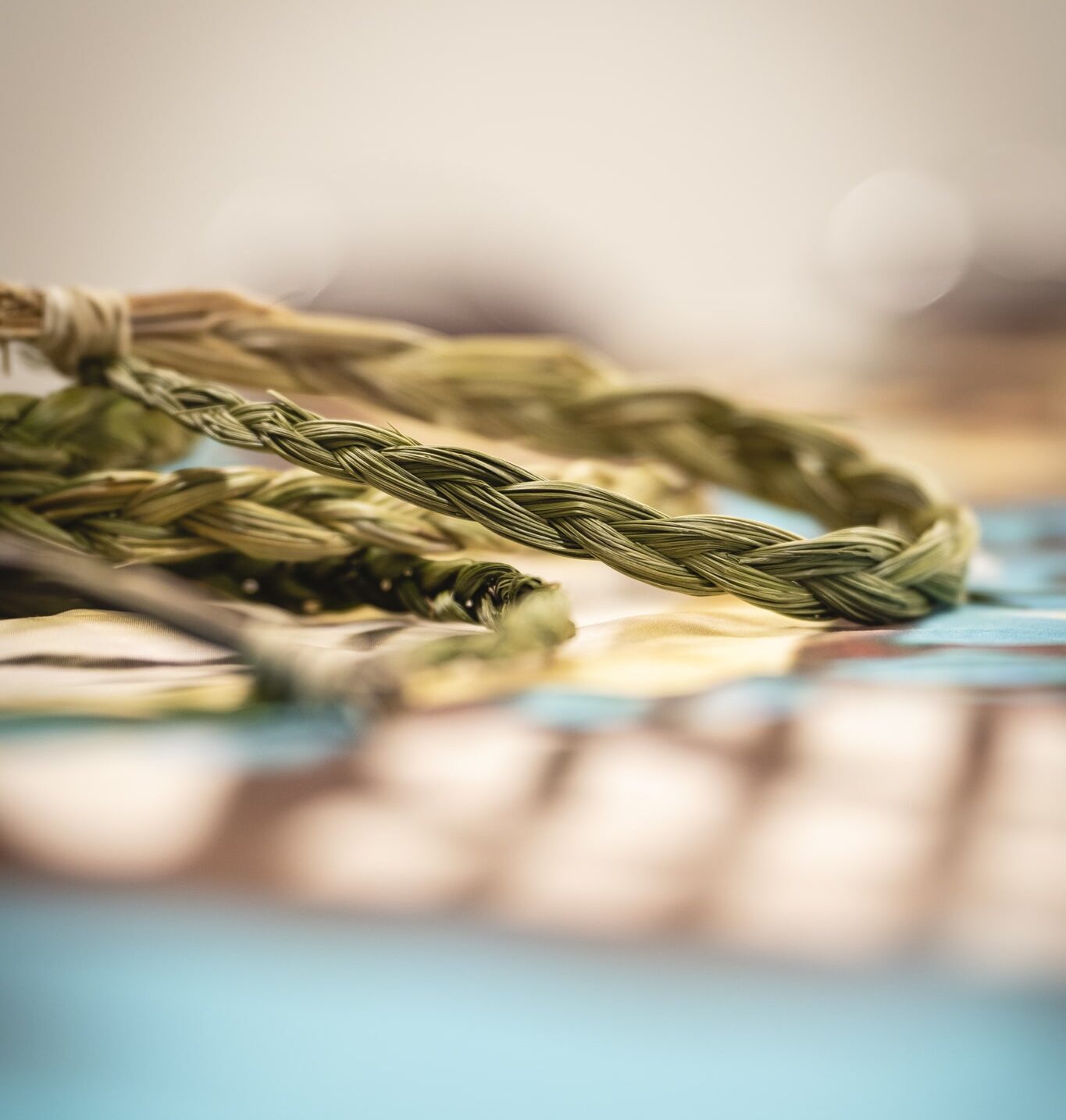 Tresse de foin d’odeur utilisée dans les pratiques culturelles autochtones au sein des Centres d’amitié.