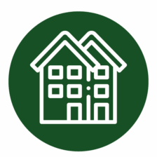 Icône blanche représentant une maison stylisée sur fond vert, symbole de logement et de sécurité résidentielle