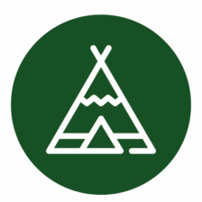 Icône blanche représentant un tipi stylisé sur fond vert, symbole de culture et d’identité autochtone
