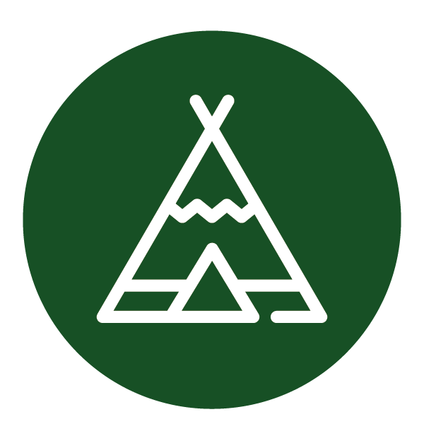 Icône blanche représentant un tipi stylisé sur fond vert, symbole de culture et d’identité autochtone