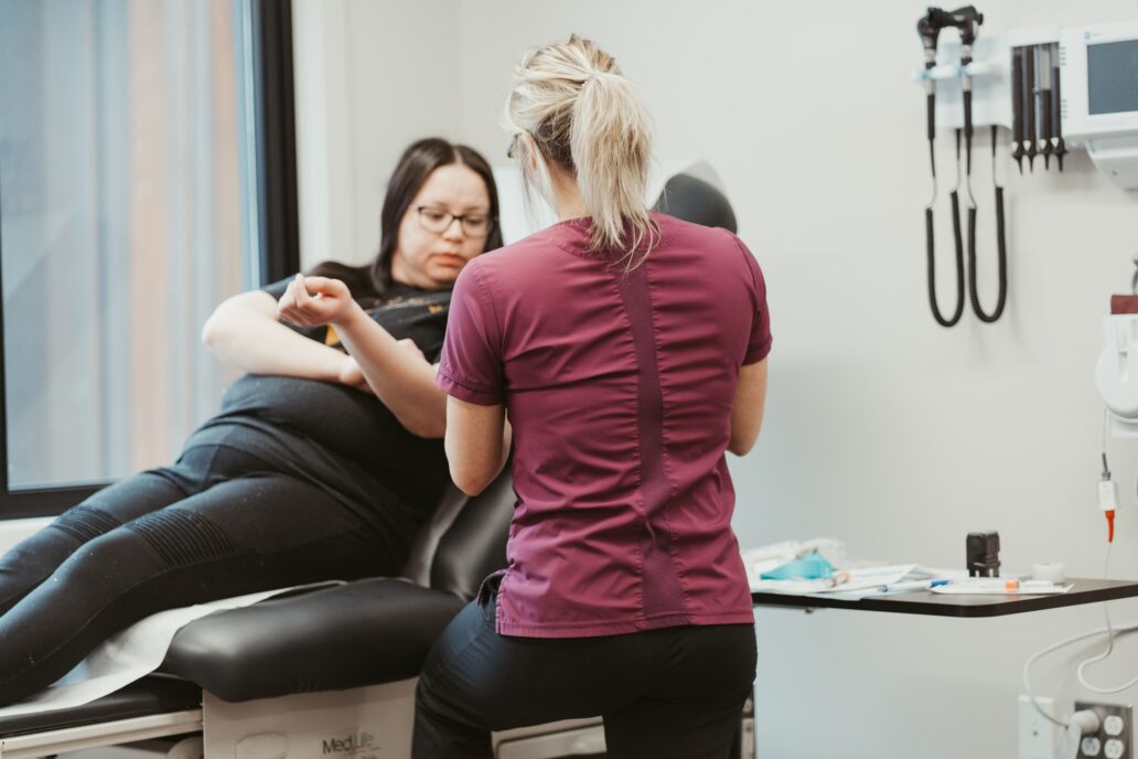 Prélèvement sanguin effectué par une professionnelle de la santé dans une clinique en santé autochtone d'un Centre d'amitié.