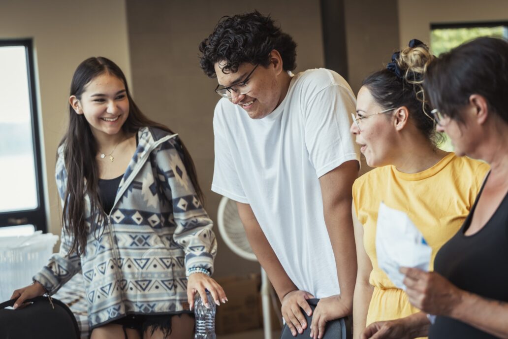 Jeunes réunis dans un Centre d’amitié, échangeant dans un cadre communautaire chaleureux.