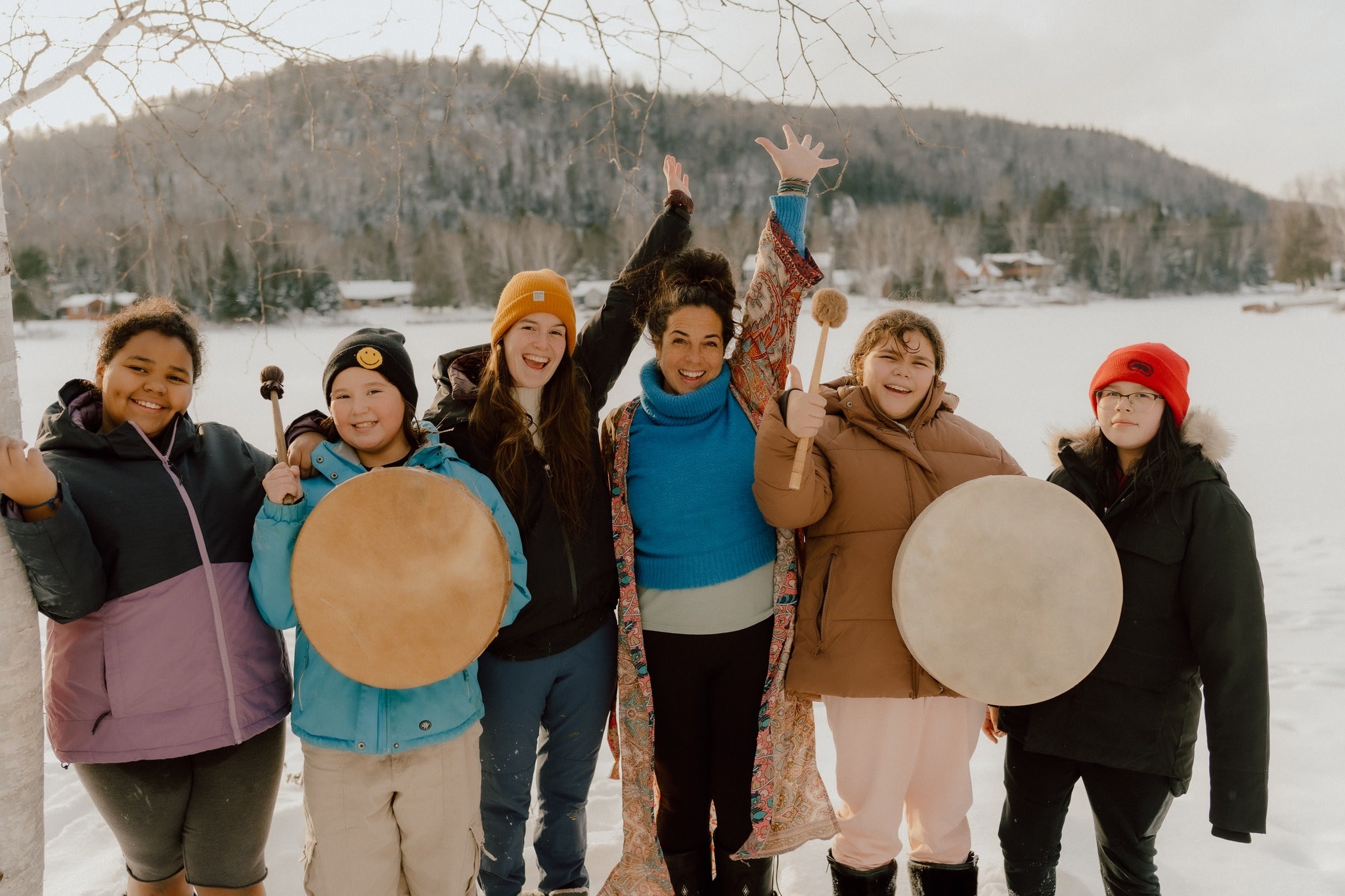 Jeunes participant à une activité culturelle en plein air avec des tambours, organisée par le Centre d’amitié autochtone de Lanaudière.