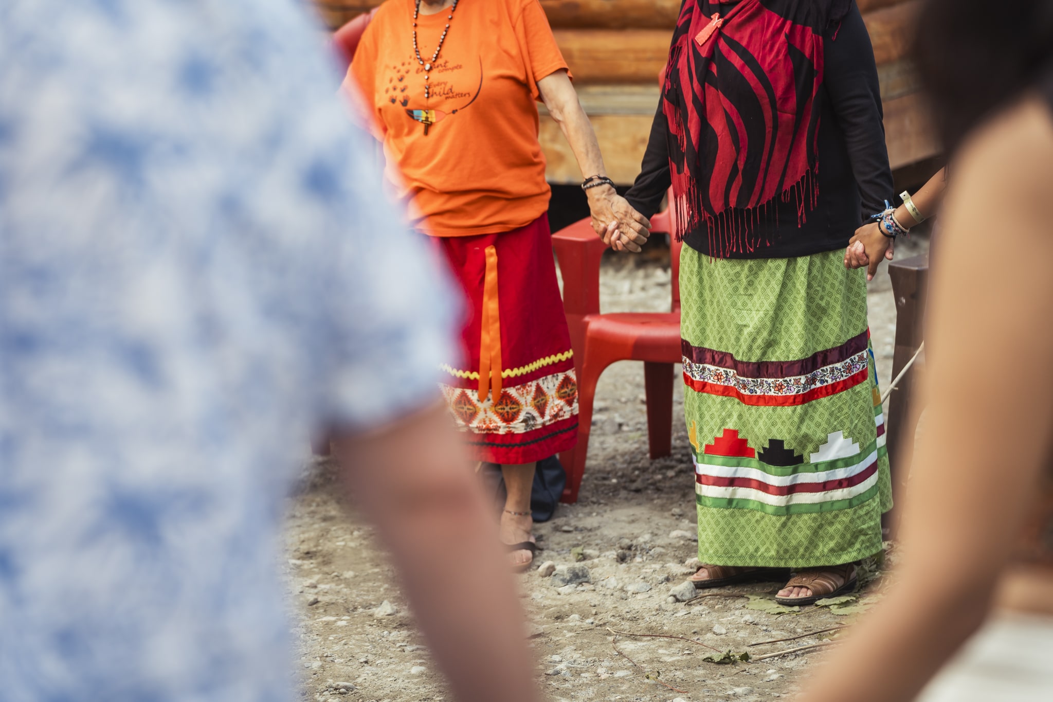 Deux femmes autochtones en jupe à rubans