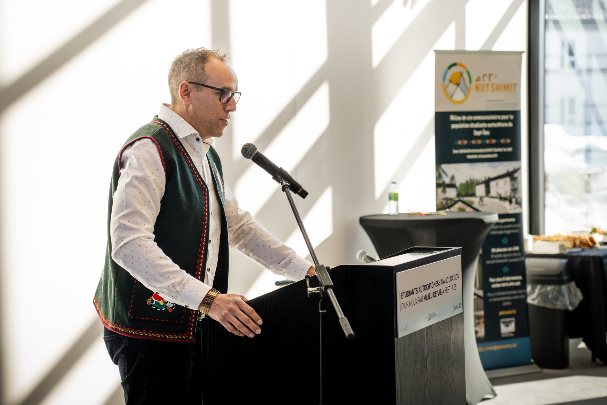 Directeur de la Société immobilière du RCAAQ (SIRCAAQ) prononçant un discours lors de l’inauguration officielle du premier milieu de vie Nutshimit à Sept-Îles.