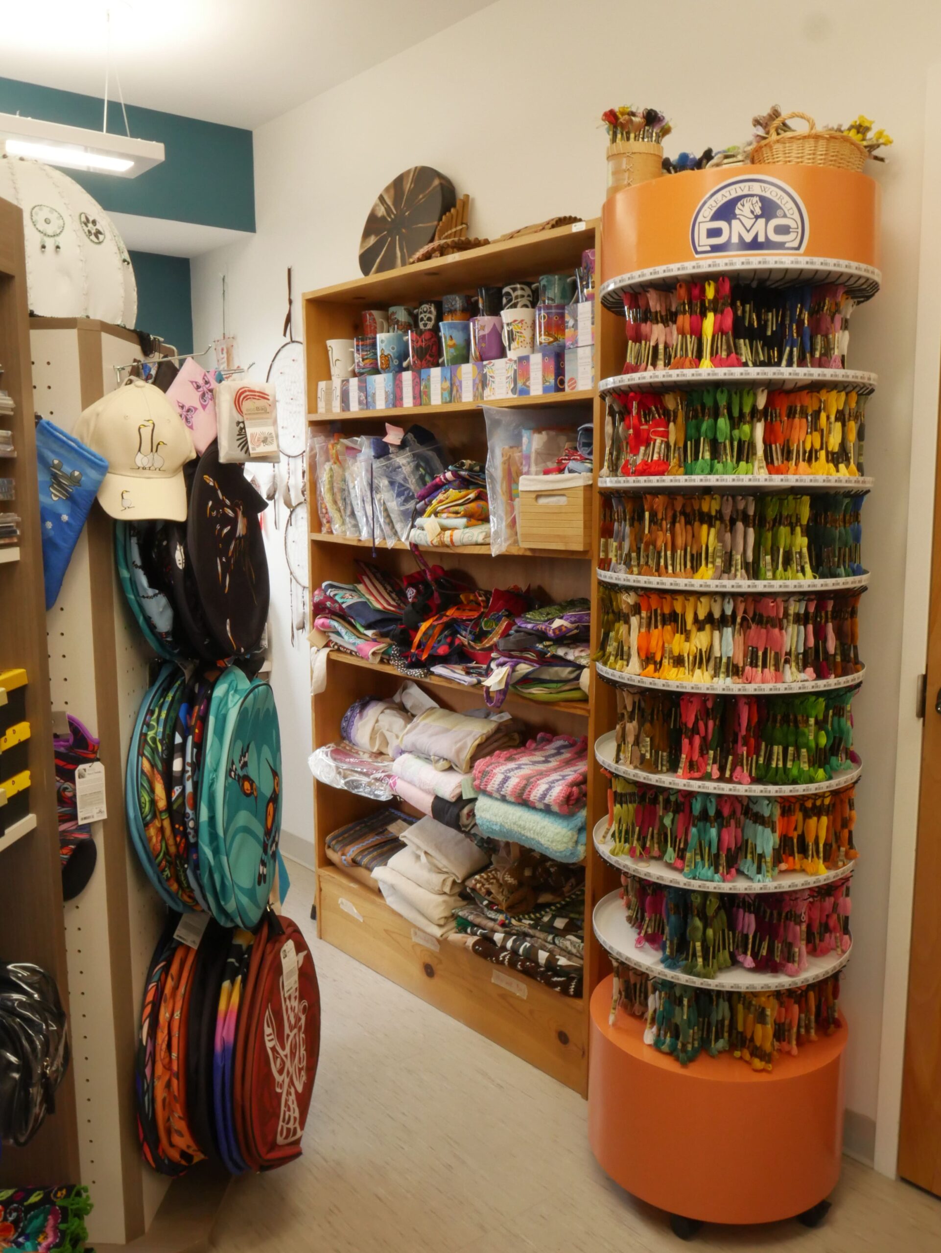 Boutique d’artisanat dans un Centre d’amitié autochtone avec présentoirs de fils à broder, textiles et objets faits main.