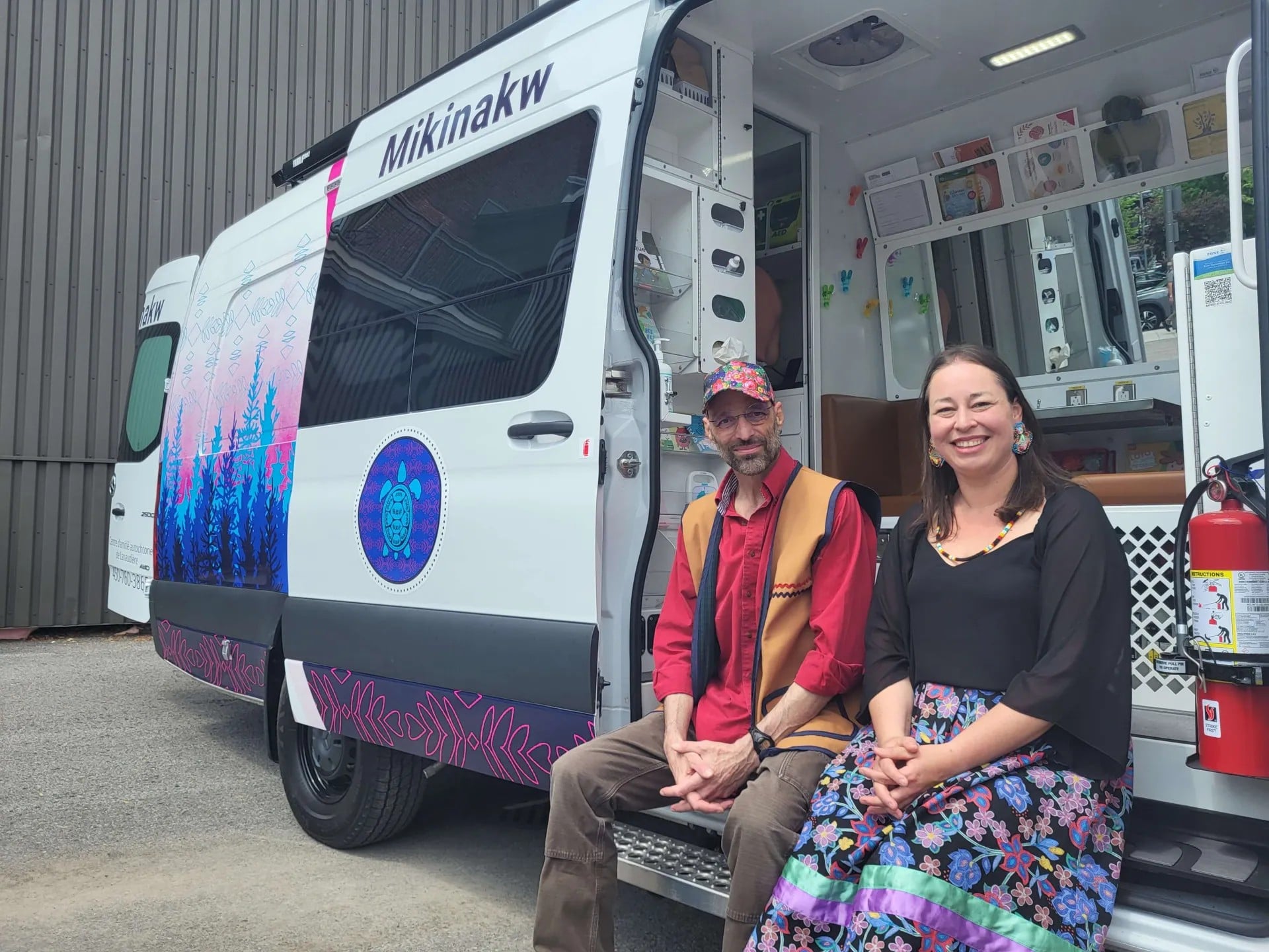 Clinique mobile Mikinakw du Centre d’amitié autochtone de Lanaudière, avec illustration de tortue et scène forestière sur le véhicule.