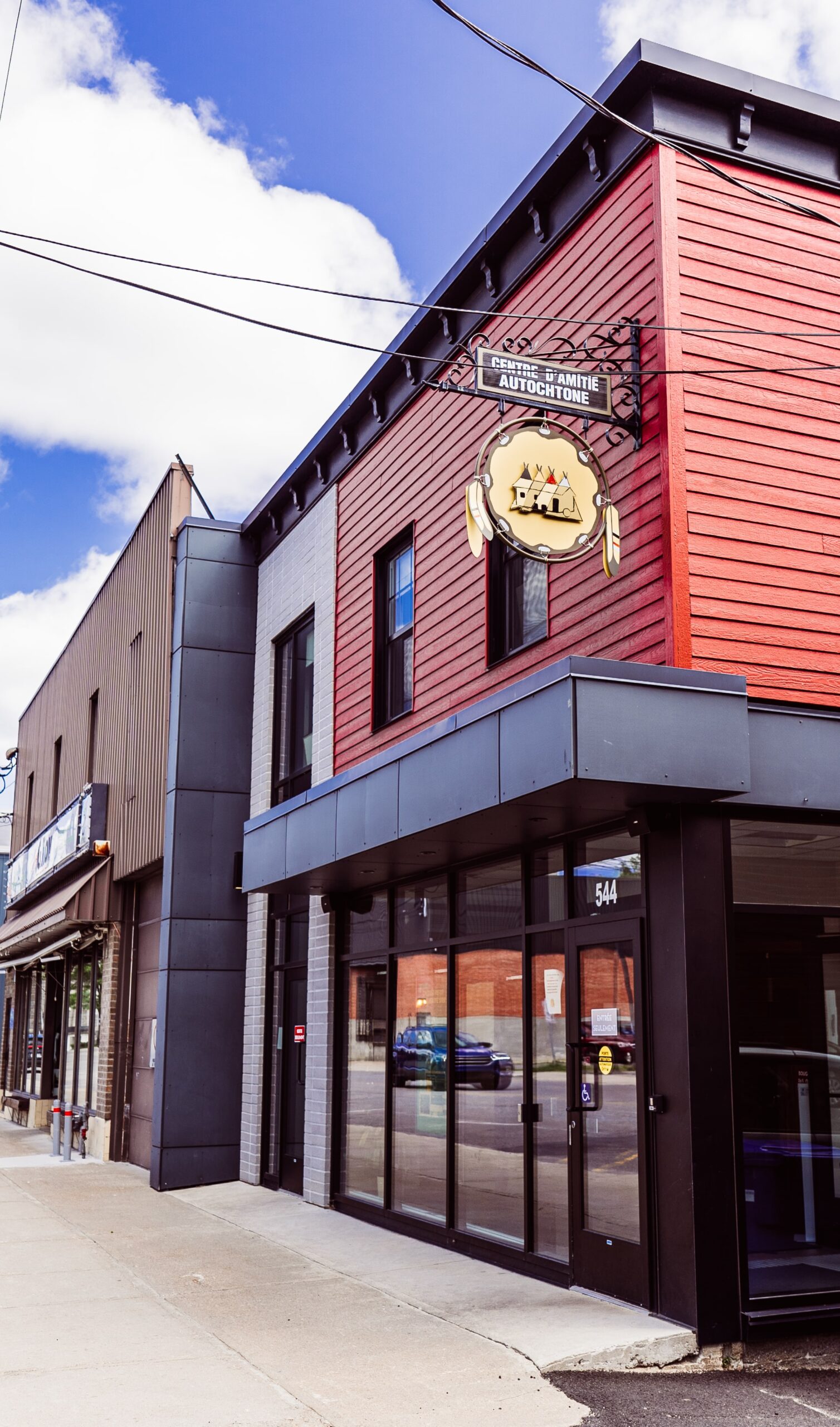 Façade du Centre d’amitié autochtone Capetciwotakanik - La Tuque avec enseigne et design architectural moderne.