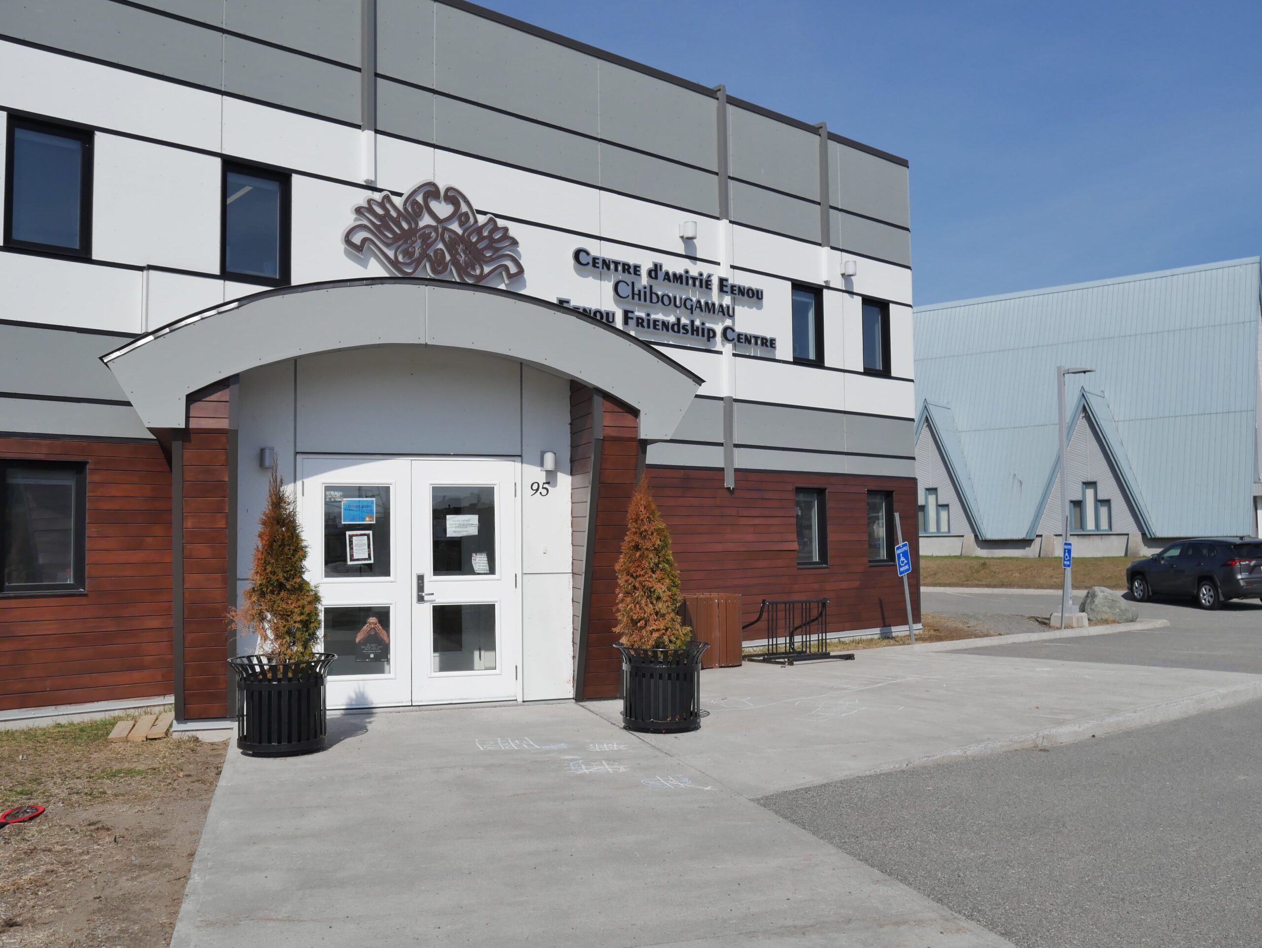 Façade du Centre d’amitié Eenou de Chibougamau avec entrée principale et enseigne bilingue.
