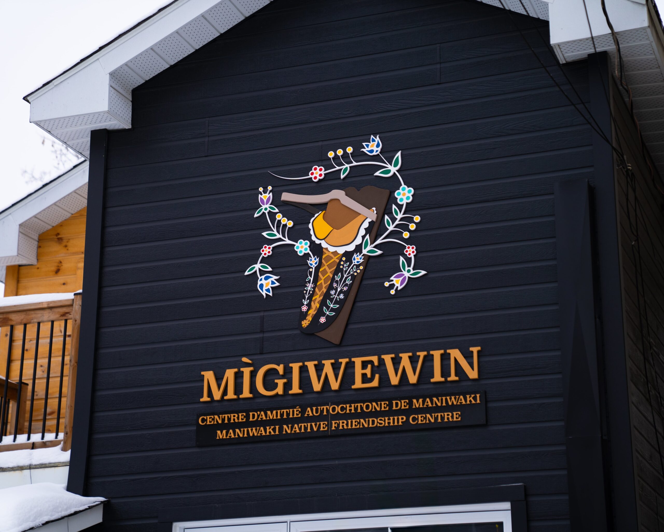 Façade du bâtiment Migiwewin du Centre d’amitié autochtone de Maniwaki, dédié à la petite enfance.