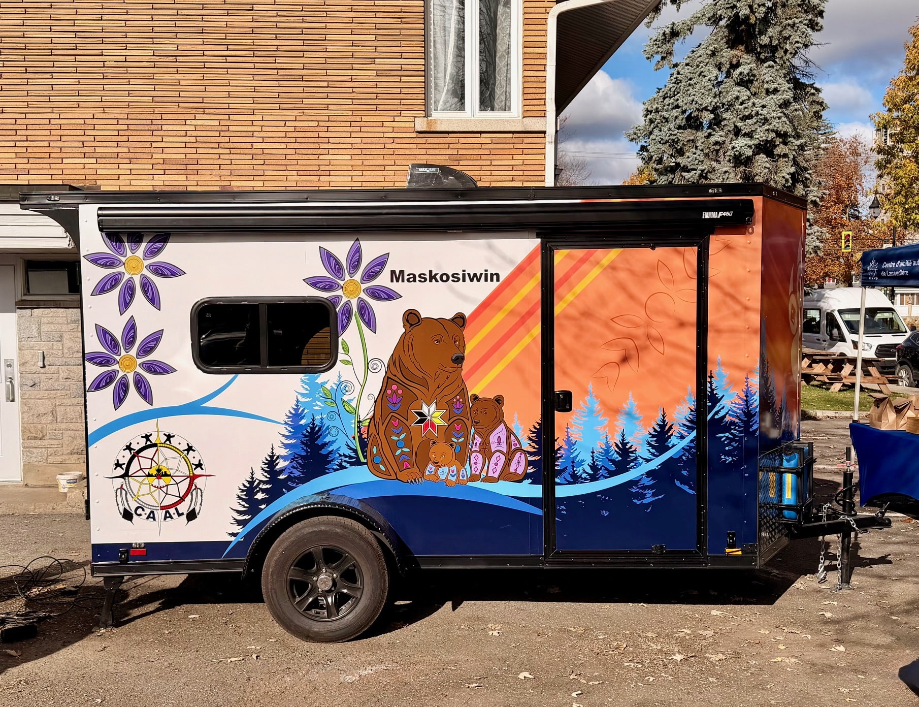 Caravane éducative Maskosiwin du Centre d’amitié autochtone de Lanaudière décorée d’illustrations culturelles avec ours et motifs floraux