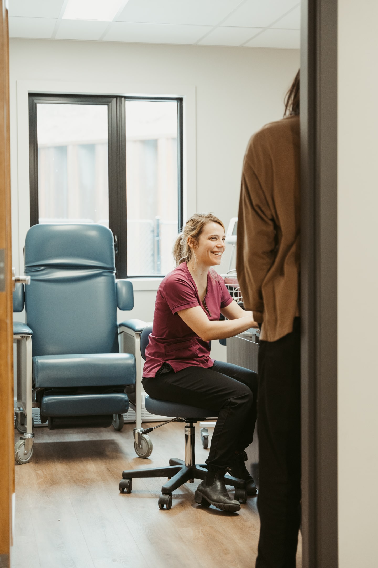 Infirmière travaillant dans une clinique de santé autochtone au sein d’un Centre d’amitié, offrant des services communautaires en milieu urbain.