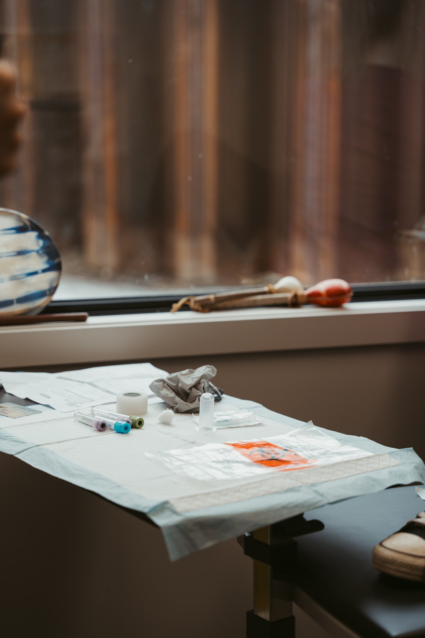 Matériel médical disposé sur une table dans une clinique de santé autochtone d’un Centre d’amitié, illustrant les services communautaires offerts aux Premières Nations et aux Inuit en milieu urbain.