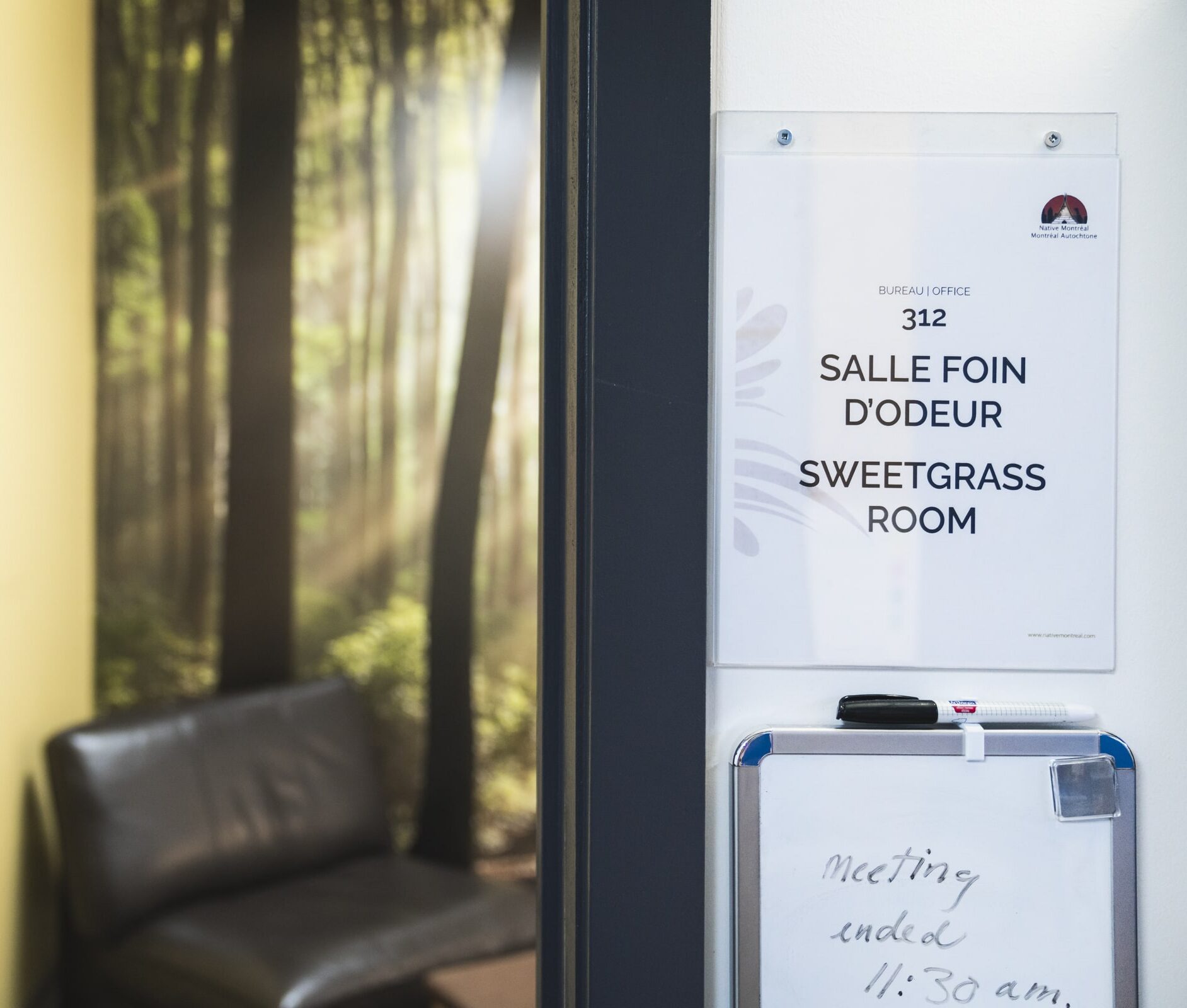 Salle Foin d'odeur dans une clinique de santé autochtone d’un Centre d’amitié, illustrant un espace dédié aux services communautaires pour les Premières Nations et les Inuit en milieu urbain.