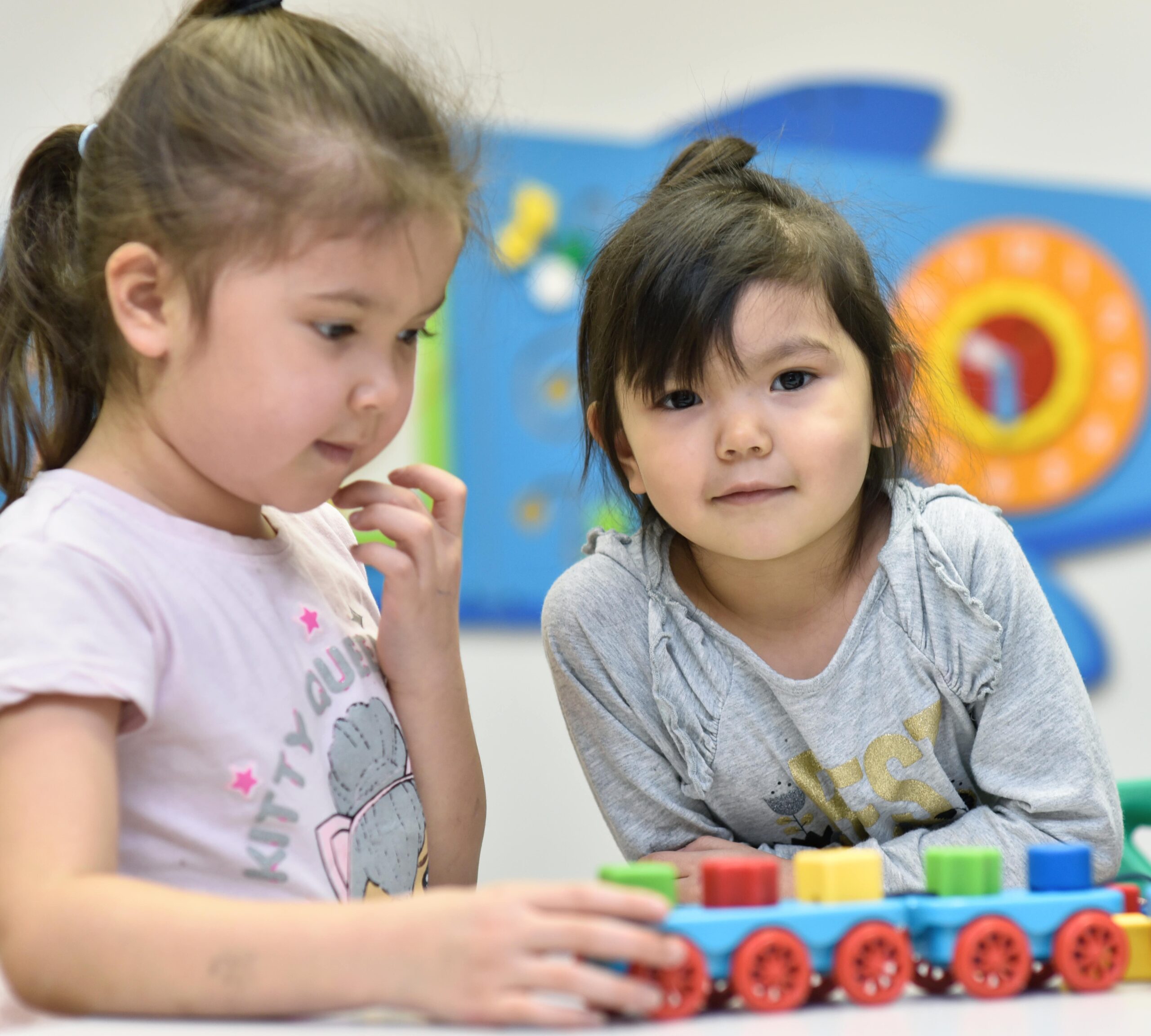Deux enfants jouent avec des blocs colorés sur une table dans un Centre d’amitié autochtone.