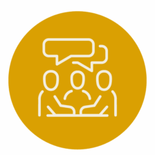Icône montrant trois individus avec des bulles de dialogue, représentant la communication et la collaboration en équipe.