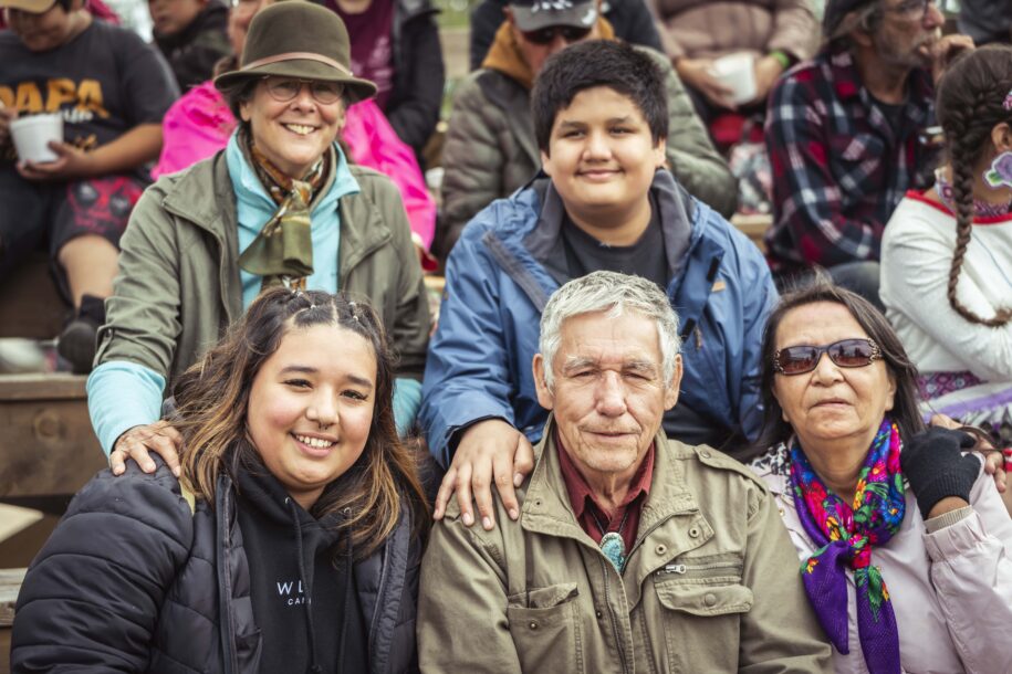 Groupe de personnes assises côte à côte lors d’un rassemblement en extérieur