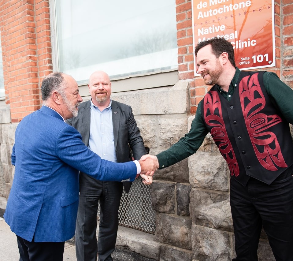 Poignée de main pour l'inauguration de la Clinique en santé autochtone de Montréal, illustrant la collaboration entre partenaires pour la santé des communautés autochtones en milieu urbain.