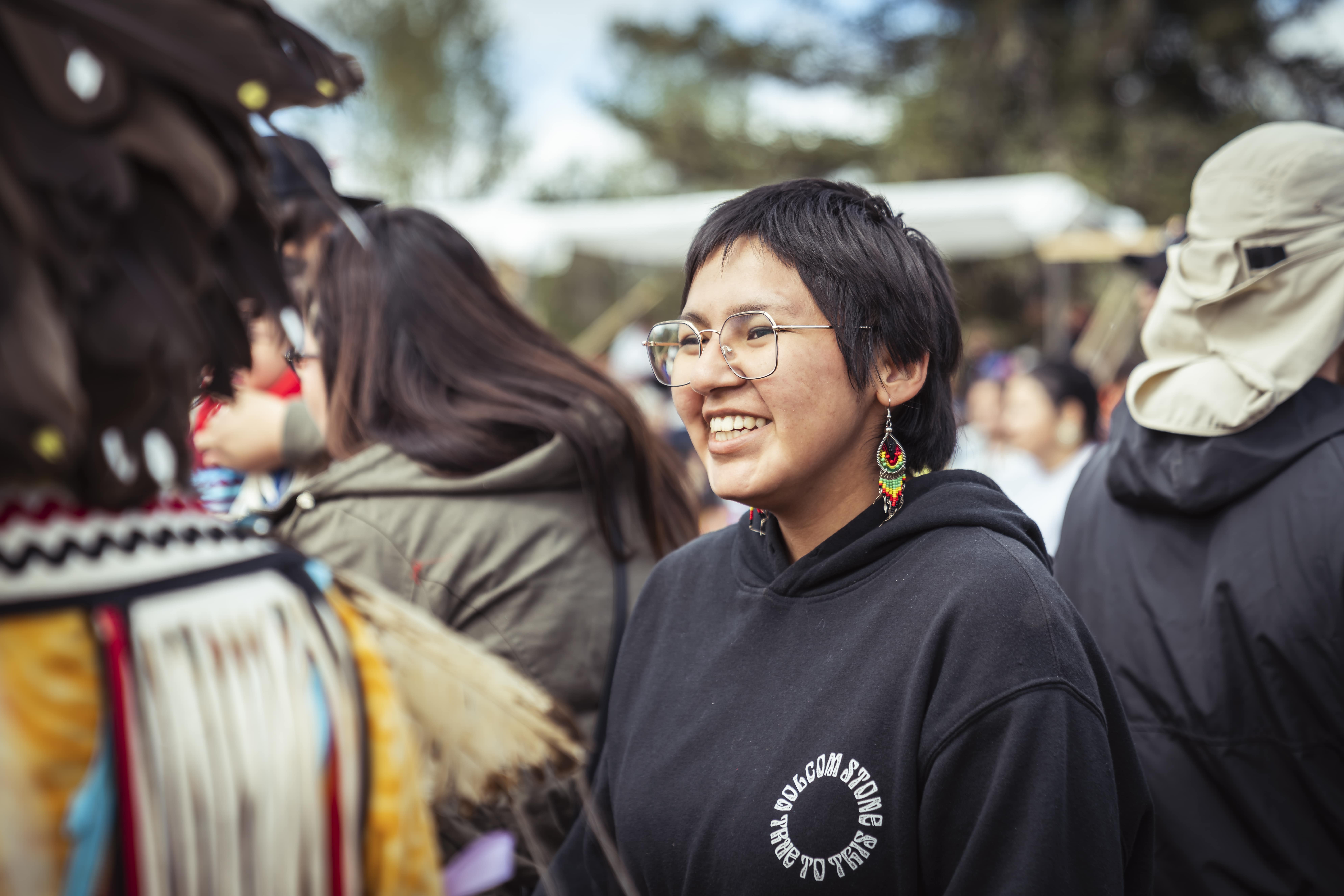 Participants vêtus de tenues traditionnelles autochtones lors d’un pow wow