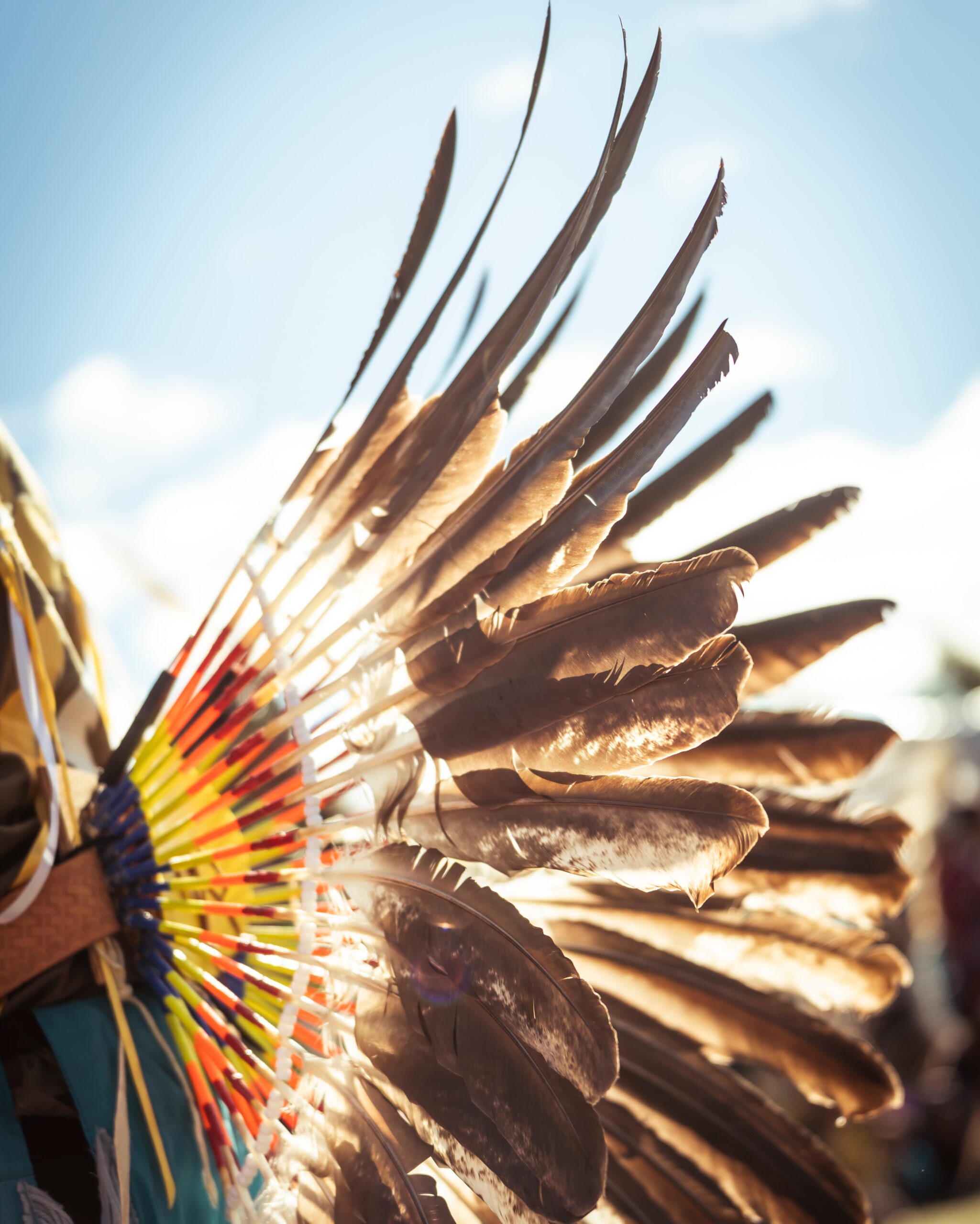 Regalia d'un danseur autochtone.