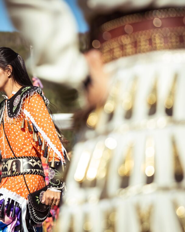 Danse traditionnelle autochtone lors d’un pow wow, avec tenue colorée ornée de perles et plumes