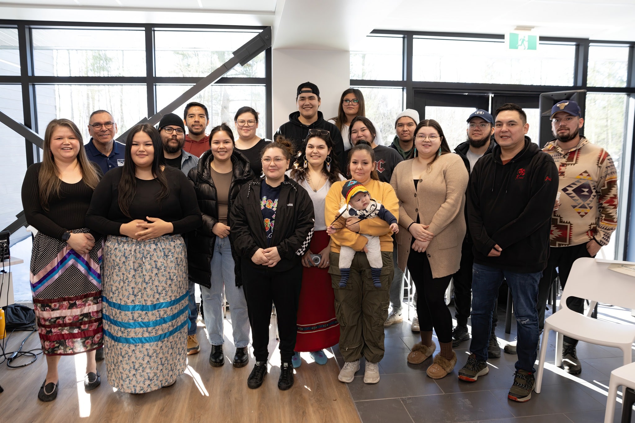Groupe d’étudiants et de familles réunis lors de l’inauguration du milieu de vie de la SIRCAAQ à Trois-Rivières.