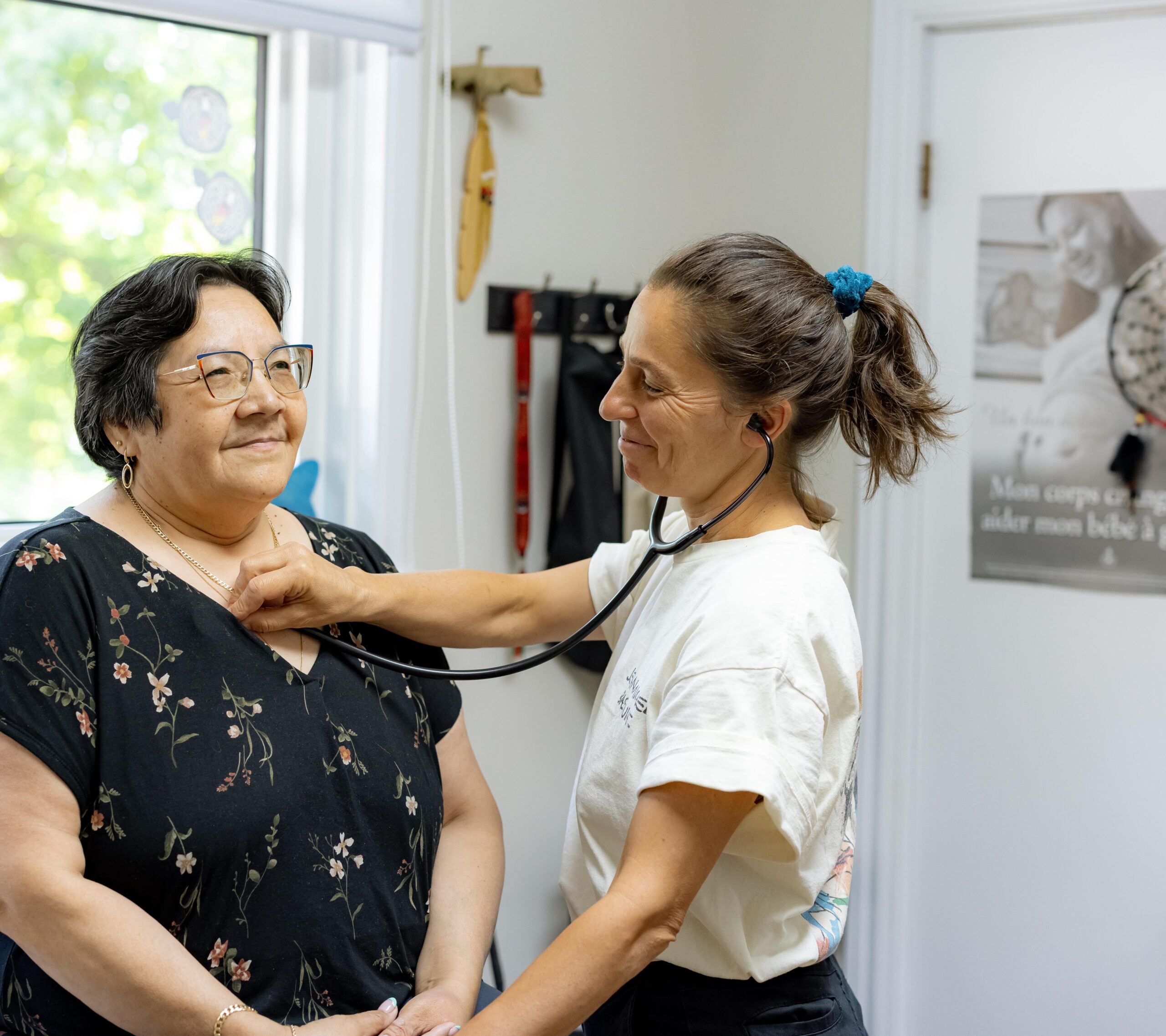 Professionnel de la santé utilisant un stéthoscope dans une clinique en santé autochtone d’un Centre d’amitié