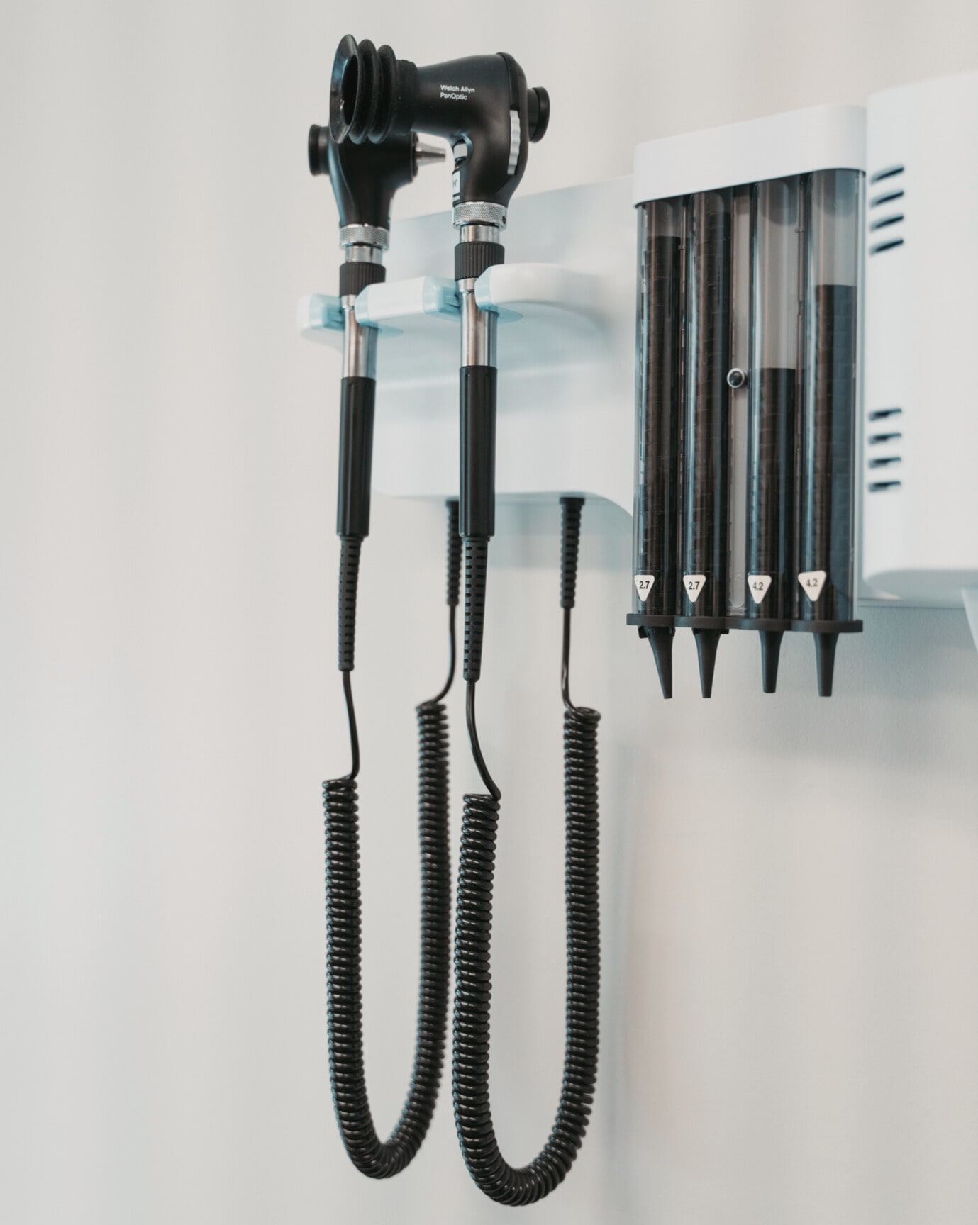 Équipement médical fixé au mur dans une clinique en santé autochtone d'un Centre d'amitié.