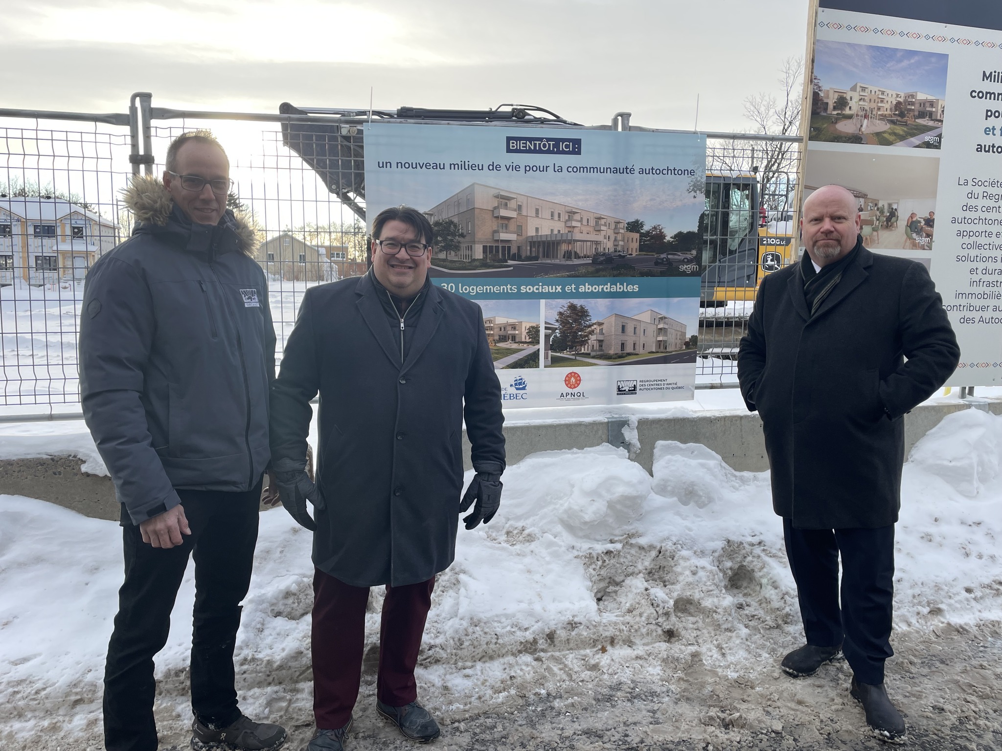 Personnes devant le chantier d’un futur milieu de vie de la Société immobilière du RCAAQ à Québec, projet de 30 logements sociaux abordables.