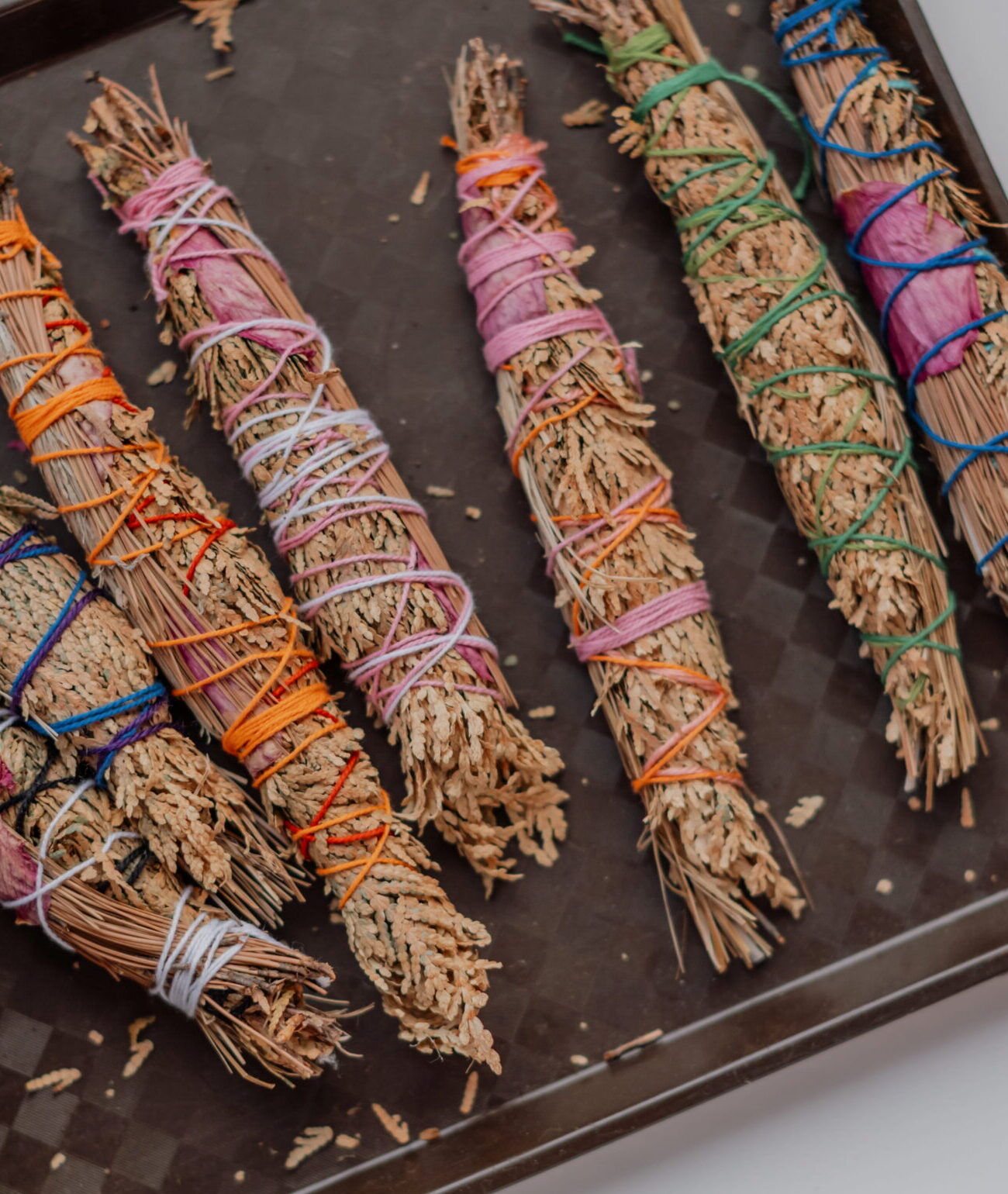 Herbes médicinales séchées dans un plateau.