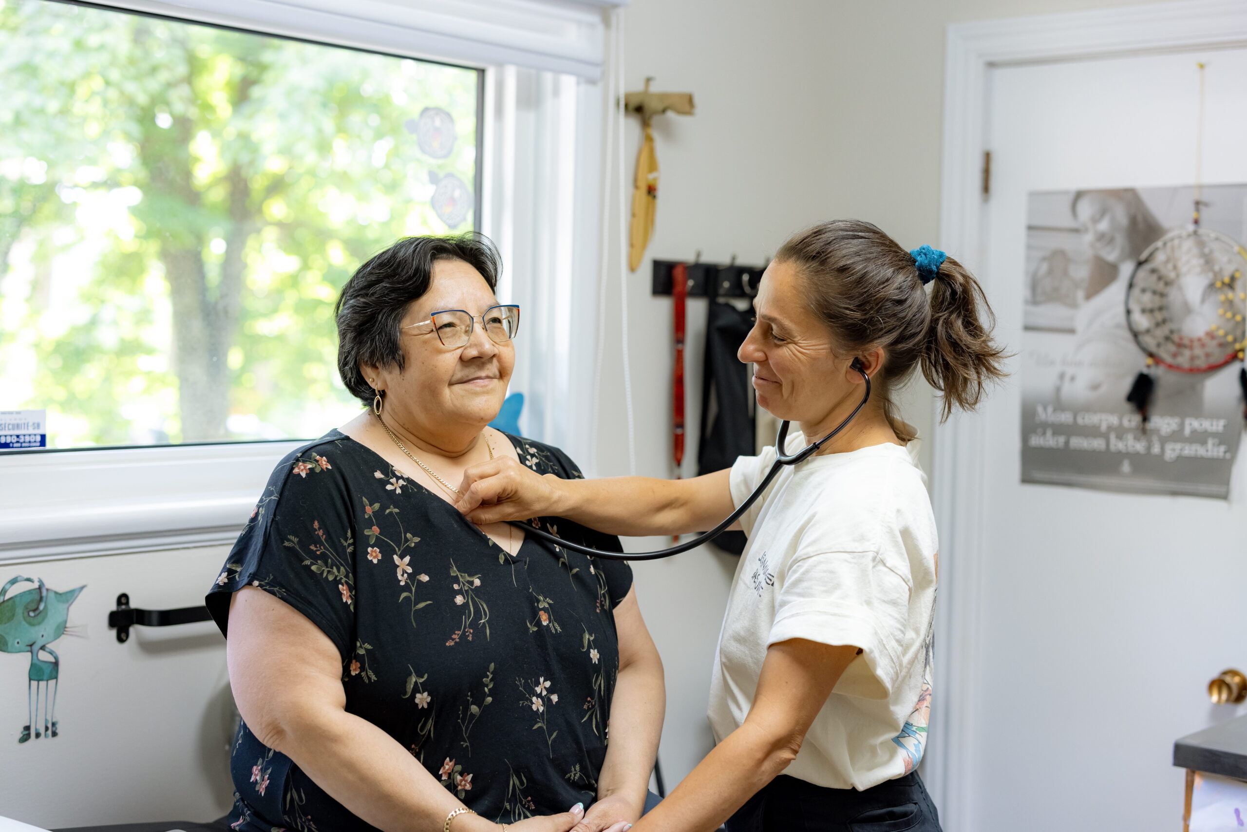 Infirmière et patiente dans une clinique de santé autochtone